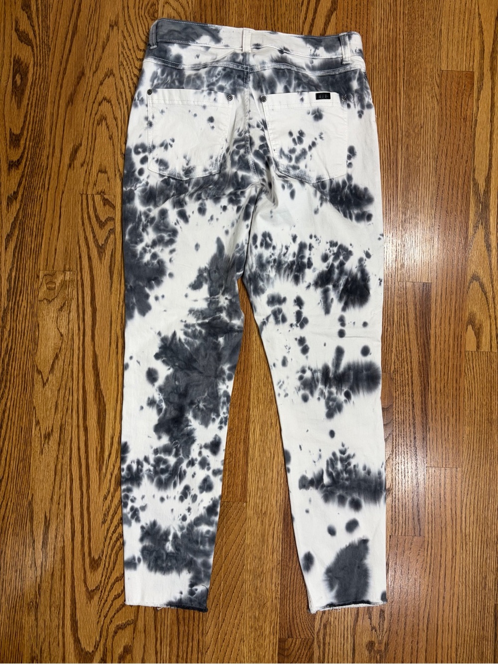 HUE B&W Tie-Dye High Skimmer Raw Hem Denim Leggings (Small) - Picture 2 of 8